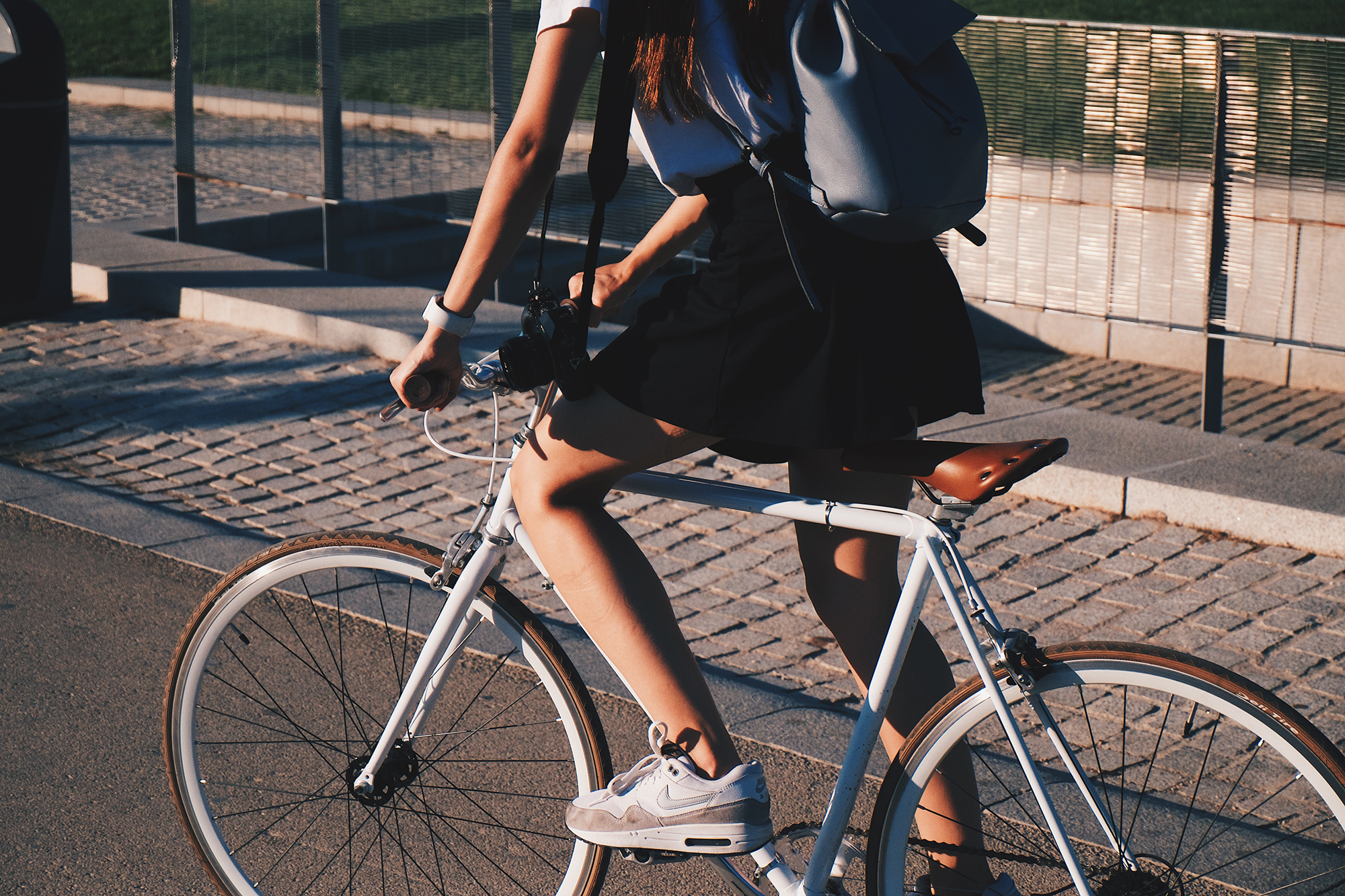Kvinna som cyklar till jobbet