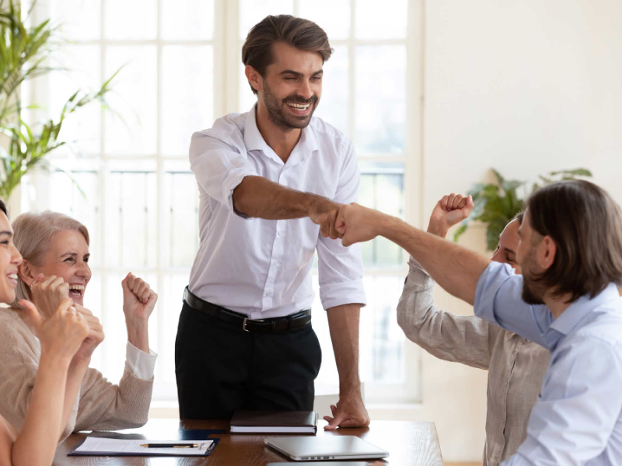 Personer som gör high five på arbetsplats